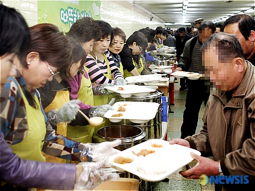 무료 배식하는 풀무원 헬스어드바이저들
