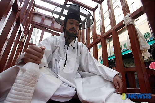‘포도대장과 그 순라군들’의 술취한 양반