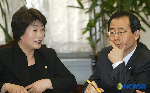 이야기 나누는 두 최고위원