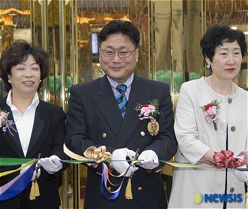 컷팅식하는 주정희 2001 아울렛 불광점장