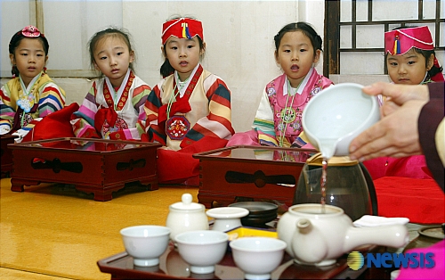 차를 마실 때는 조용히 해야해요