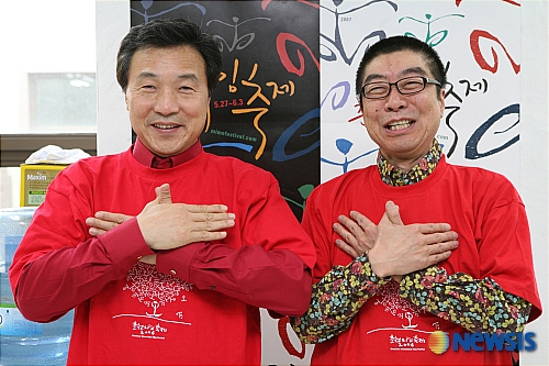 춘천 방문 마임 배우는 손학규 전 지사
