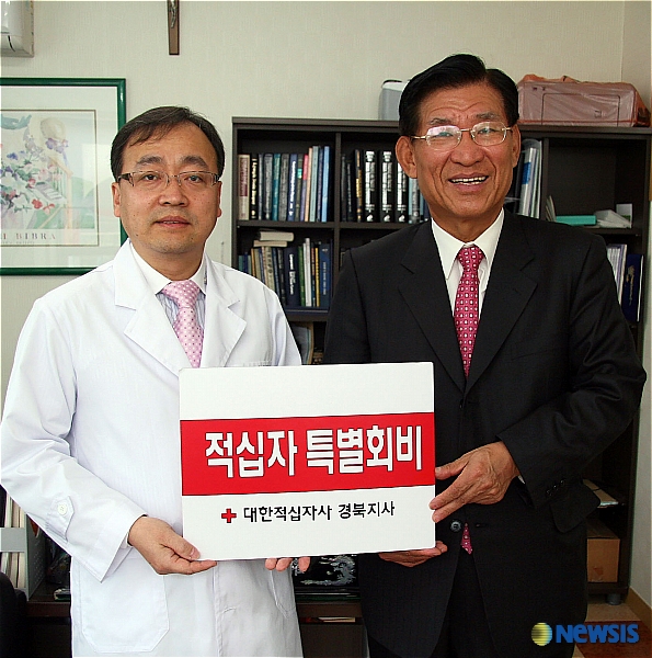 적십자 특별회비 전달한 김기권 병리과 원장