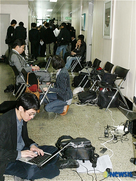 기자들로 분주한 남대문 경찰서