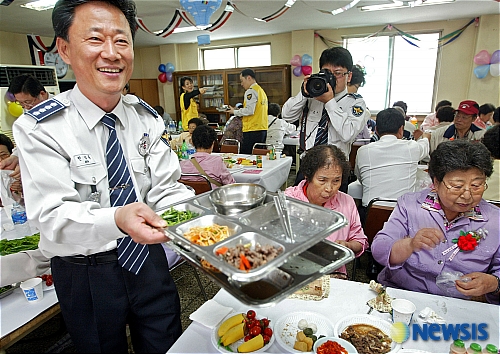 봉사활동하는 혜화경찰서장