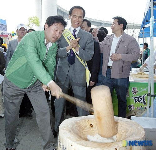 떡메치기 체험하는 오세훈 서울시장