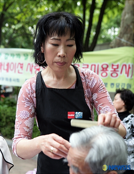 미용봉사하는 헤어디자이너 이미자원장