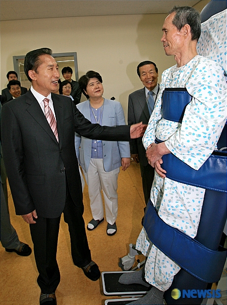 노인전문요양센터 방문한 이명박