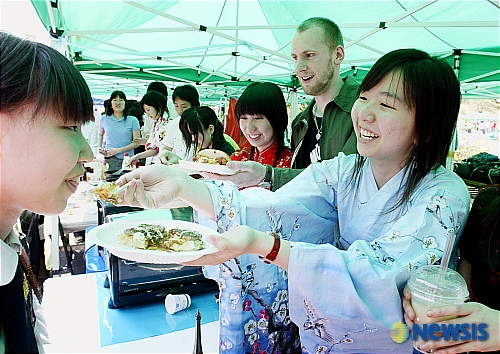 성대 축제에서 세계 고유음식 맛보세요