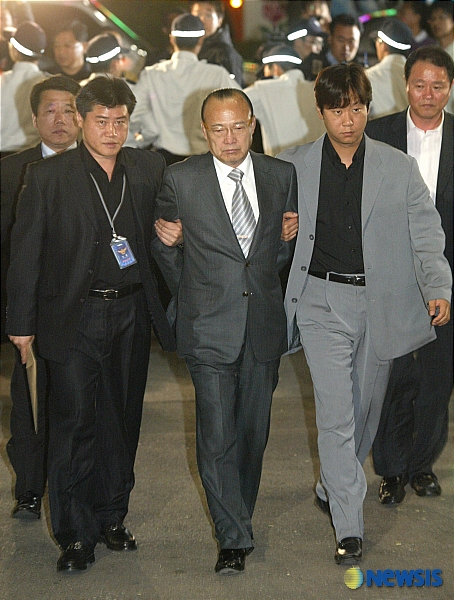 남대문경찰서로 들어서는 김승연 회장