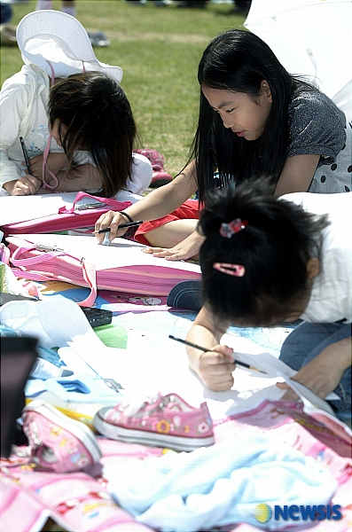 열심히 그림 그리는 봄 미술학원 어린이들