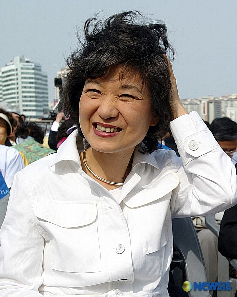 강한 바람에 날리는 머리 감싸쥔 박근혜 전 대표