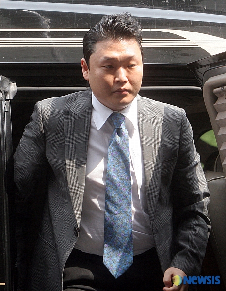 검찰 소환에 응한 가수 싸이