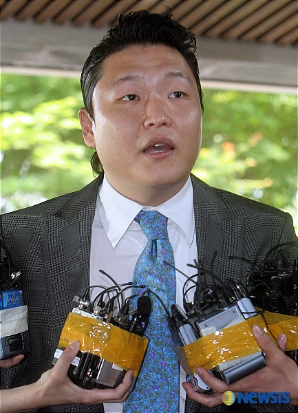 가수 싸이 검찰에 나와