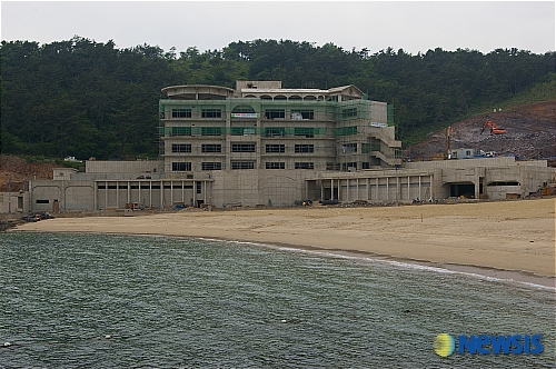 남일대 해수욕장에 들어서는 리조트 건물