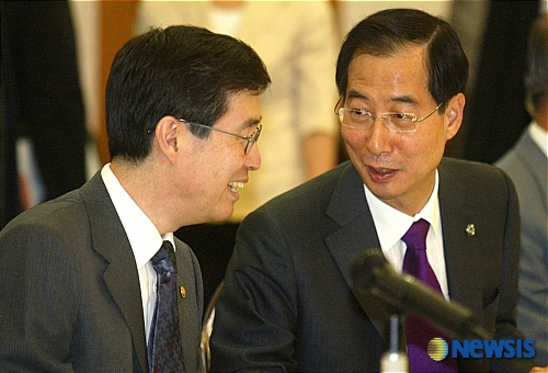 이야기 나누는 한덕수 총리와 권오규 재정경제부총리