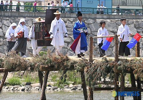 전북 무주 반딧골 섶다리 밟기 재현