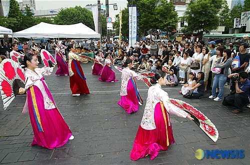 남인사 마당에 곱게 펼쳐진 부채 꽃