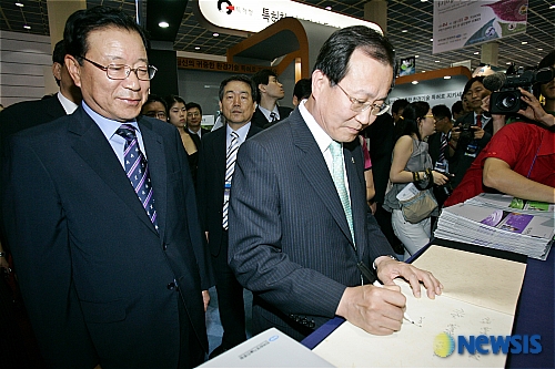 국제환경기술전 방문한 이치범 환경부 장관