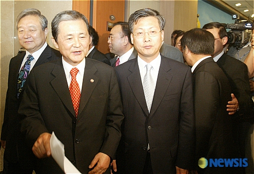 회견장 빠져 나가는 정대철, 김덕규, 최성