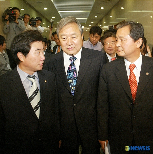 회견장 빠져 나가는 이석현, 정대철, 김덕규