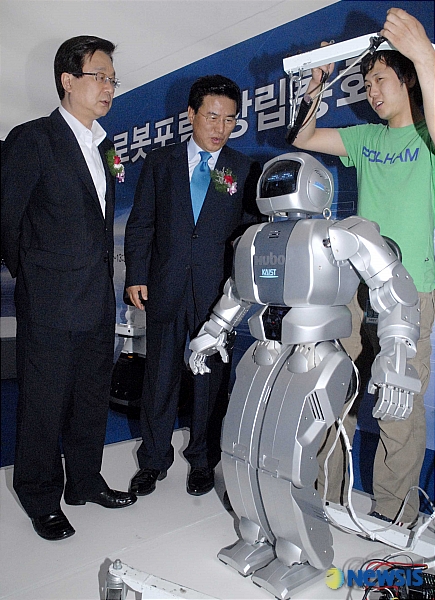 로봇 휴버 보는 강재섭 대표