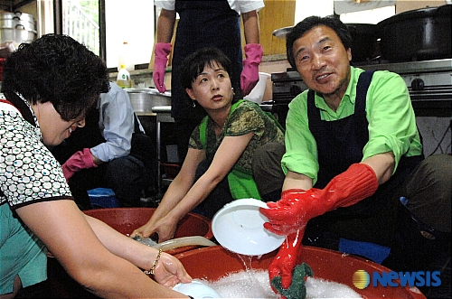 설거지 봉사하는 손학규 전 지사