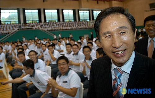 제주 오현고 방문한 이명박