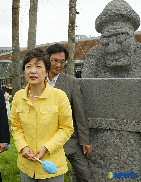 컴퓨터 하는 돌하루방과 박근혜