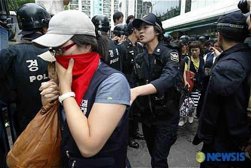 연행되는 뉴코아 노조원들