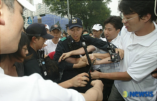 몸싸움 벌이는 뉴코아 직원들과 민주노총 회원들