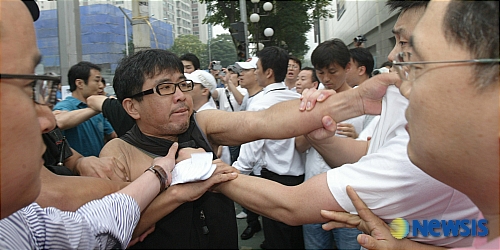 몸싸움 벌이는 뉴코아 직원들과 민주노총 회원들