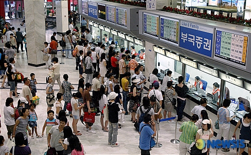 버스표 사려는 인파들