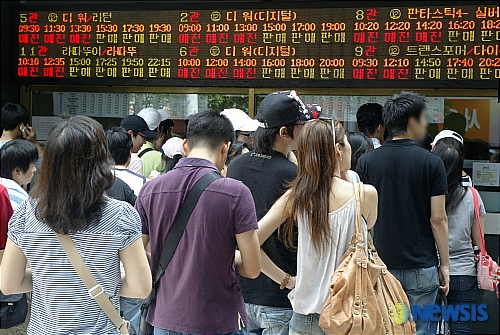 무더운 날씨, 극장가 찾은 시민들