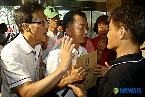 실랑이 벌이는 홈에버, 이랜드 매장주와 민노총