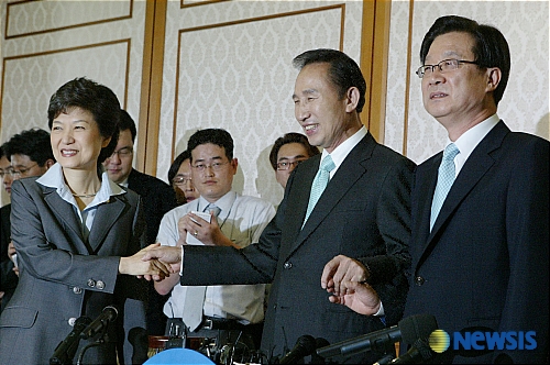 악수하는 이명박 후보와 바근혜 전 대표, 강재섭대표