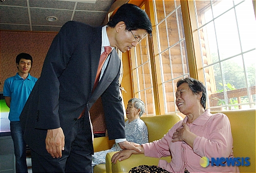노인전문요양원 방문한 김문수 경기지사