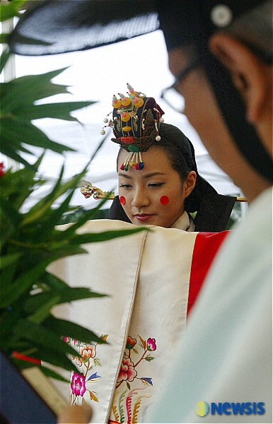 연지곤지 찍은 신부