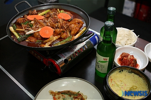 3인 2만5천원‥찜닭 포식·酒 무한정