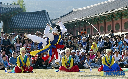 사람들의 시선 사로잡는 남사당 놀이