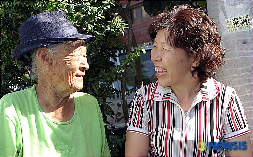 웃음꽃을 전하는 독거노인 생활지도사