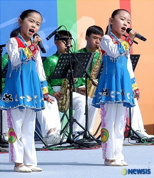 2인창하는 중국 해림시 소학교 교포학생들