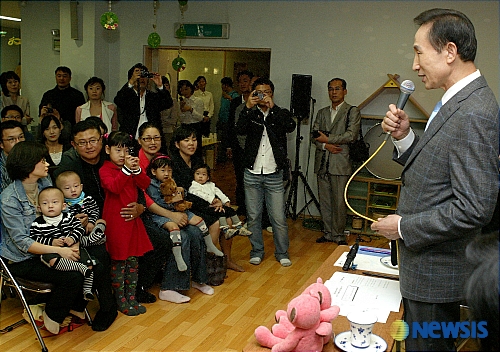 참사랑 어린이집 찾은 이명박 후보
