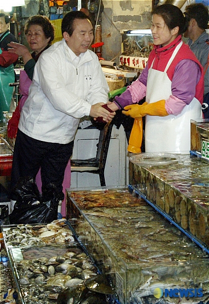 민주당 이인제 대선후보, 노량진수산시장 방문