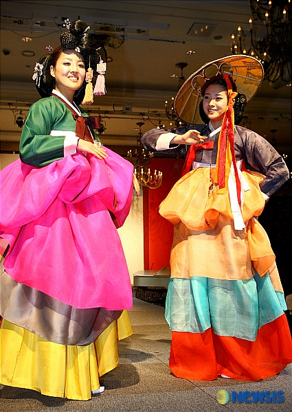 무지개 빛 화려한 겹치마의 기녀 패션