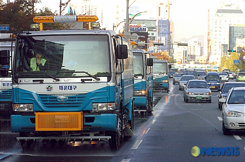 부산 물청소차량  거리 누빈다