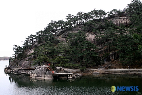 우뚝 선 바위섬