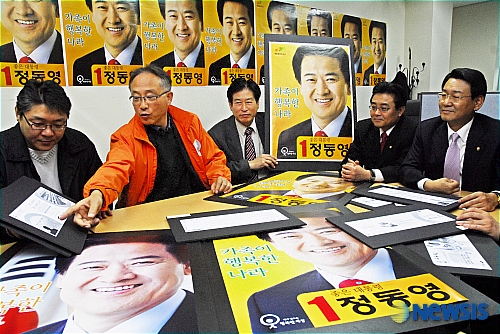 포스터및 홍보물 시안 살펴보는 실무자들