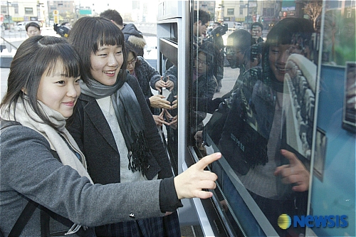 터치스크린으로 즐기는 청계천 여행