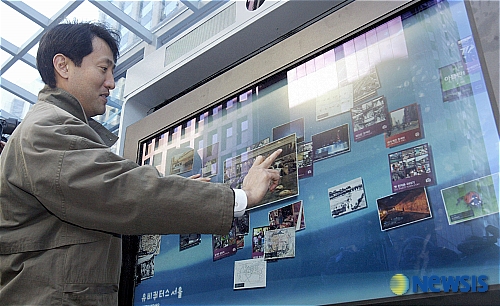 청계천을 한눈에 즐기는 쌍방향 미디어 보드